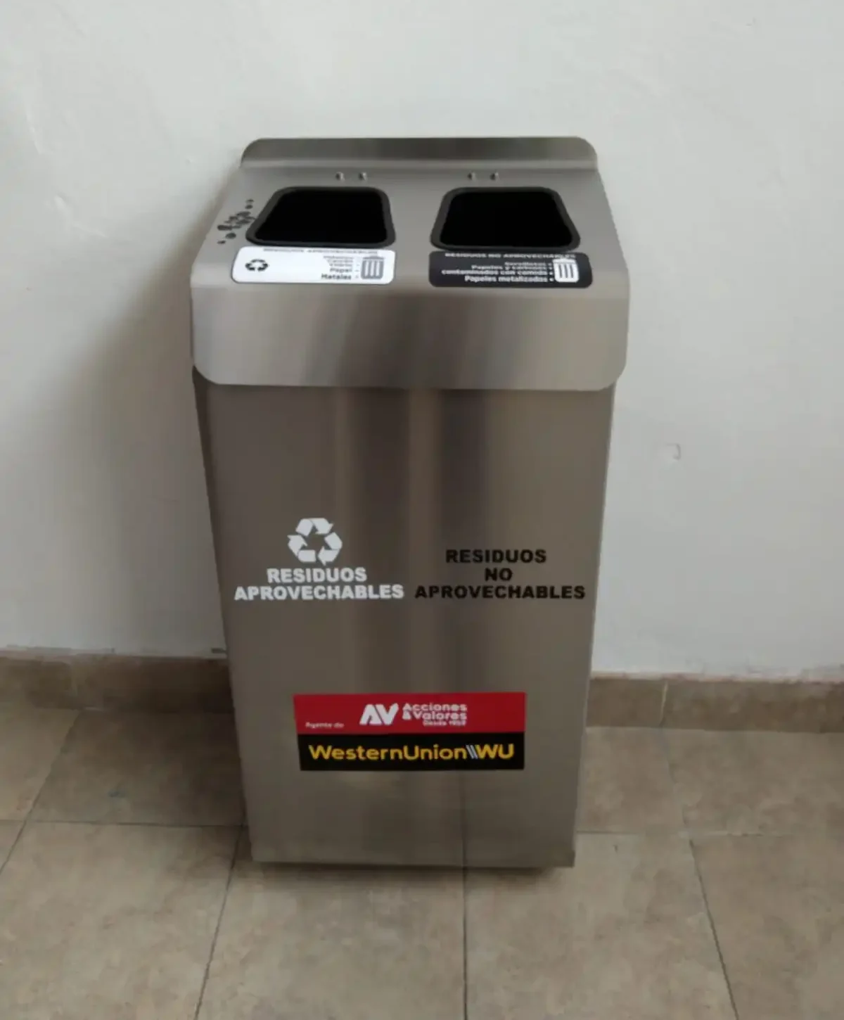 caneca frontal en acero inoxidable para áreas comunes, centro comerciales y oficinas